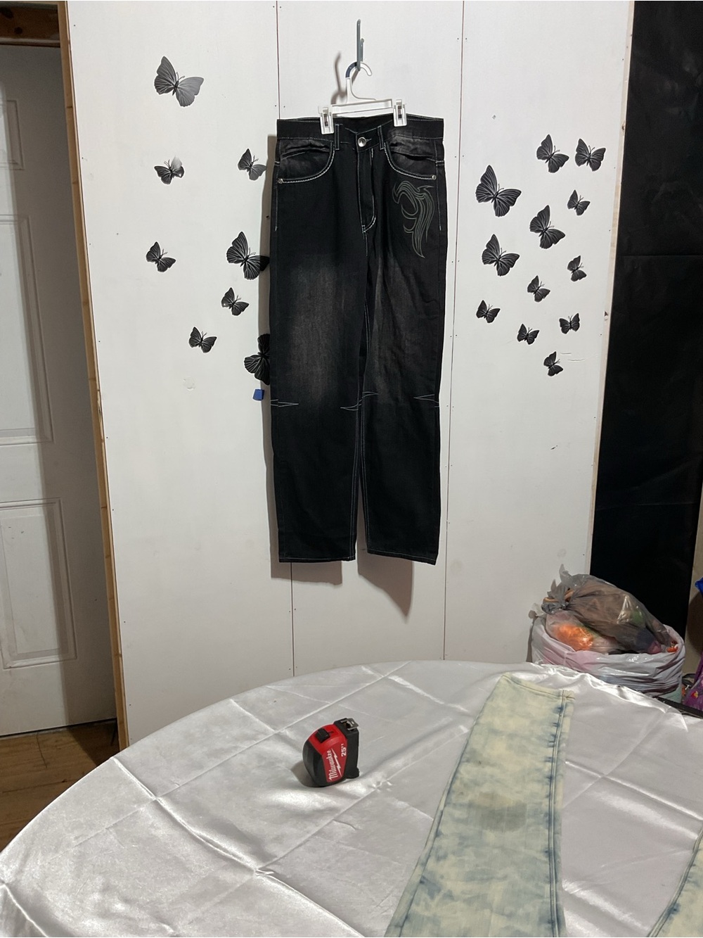 Black Straight-Leg Jeans with Subtle Embroidery